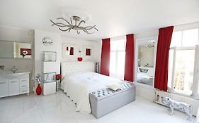White Luxury Penthouse In City Centre